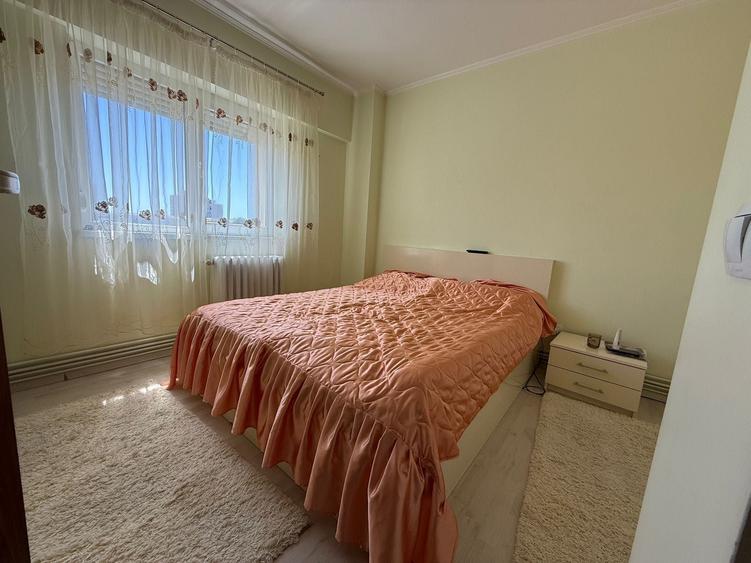 Apartament cu 3 camere semidecomandat în Careiului