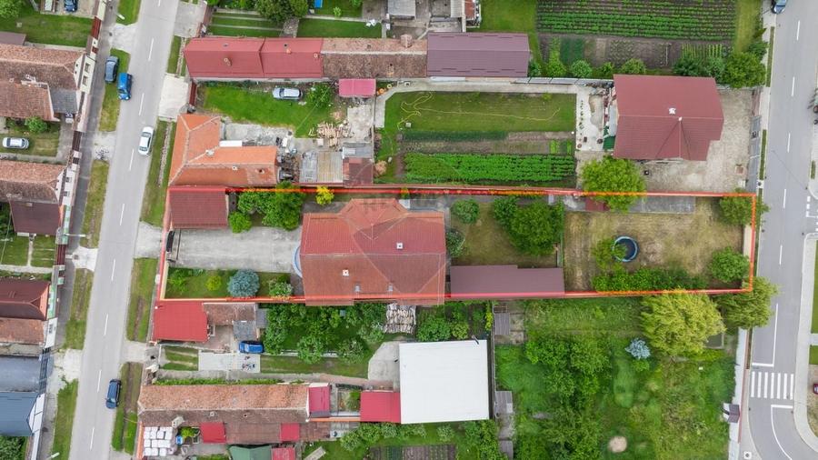 Casă individuală cu 10 camere cu Teren 1300 Mp în Hălchiu
