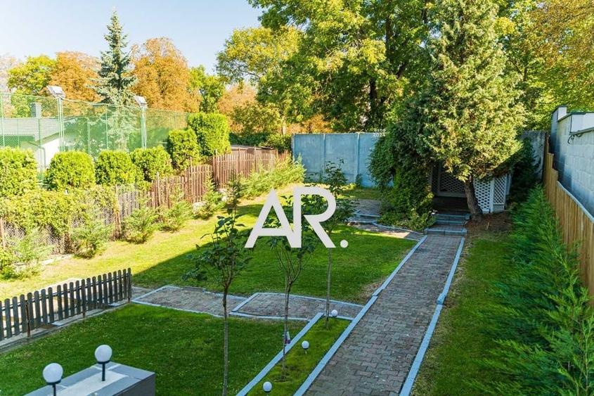 Casă cu 4 camere cu Teren 550 Mp în Central