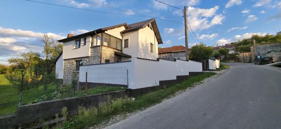 Casă cu 4 camere cu Teren 3468 Mp în Central