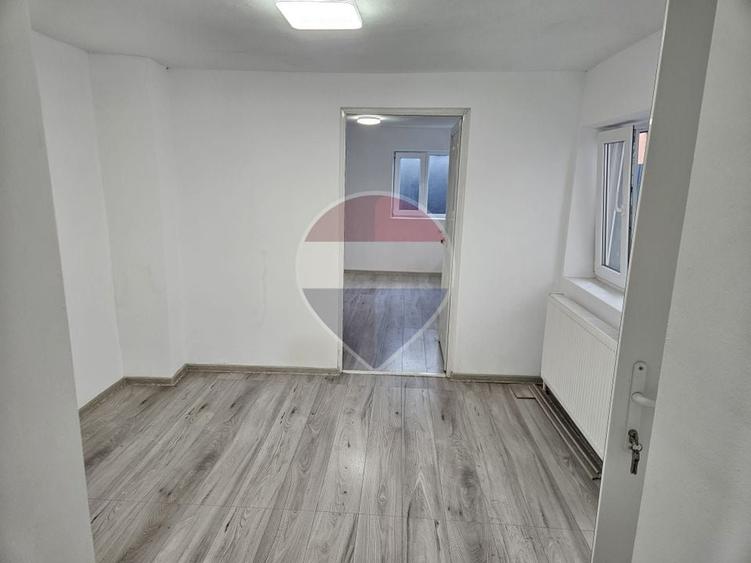 Casă individuală cu 6 camere cu Teren 250 Mp în Vitan