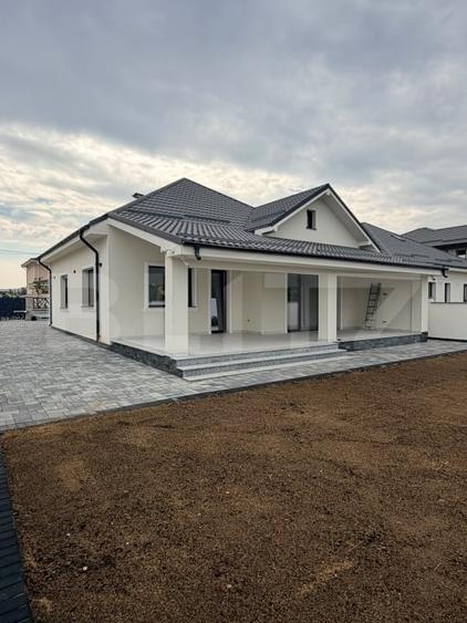 Casă individuală cu 4 camere cu Canalizare în Exterior Est