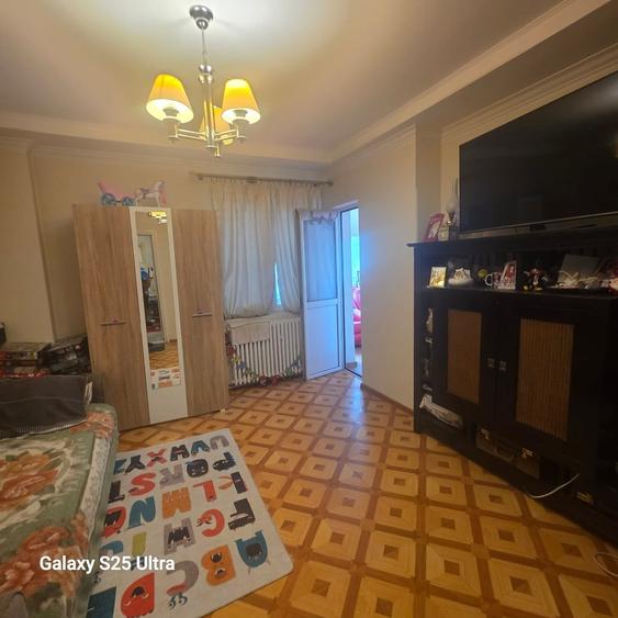 Apartament cu 3 camere decomandat în Polonă
