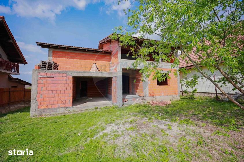 Casă cu 6 camere cu Teren 1013 Mp în Sânmartin