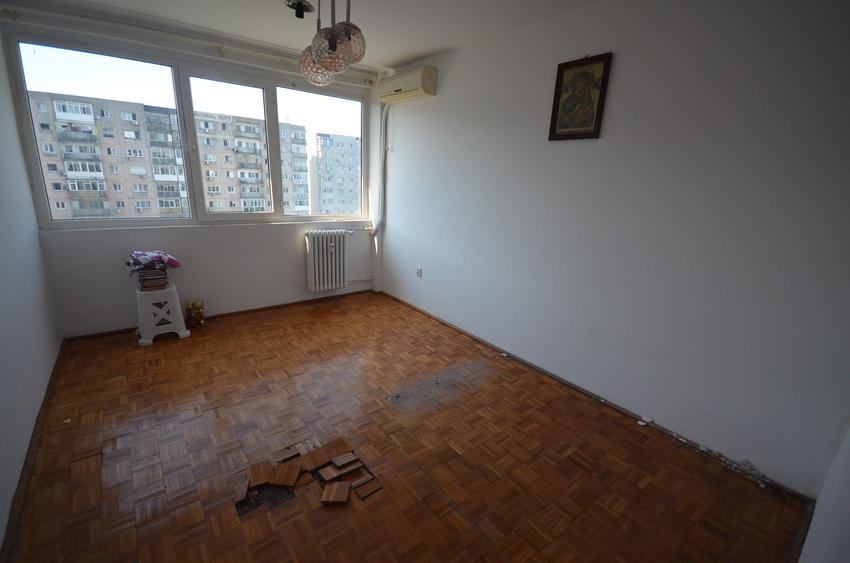 Apartament cu 3 camere semidecomandat în P-ța Muncii