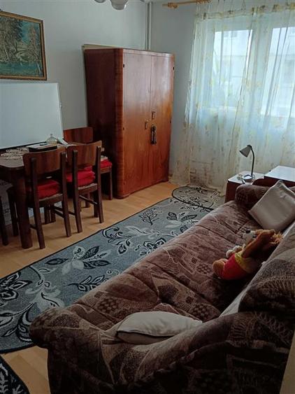 Apartament cu 3 camere decomandat în Astra