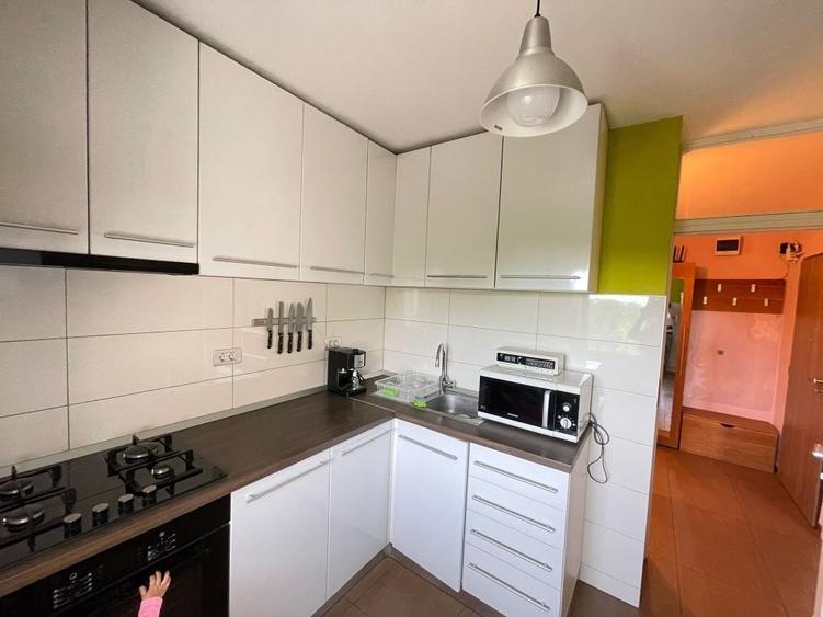Apartament cu 3 camere decomandat, mobilat în Intim