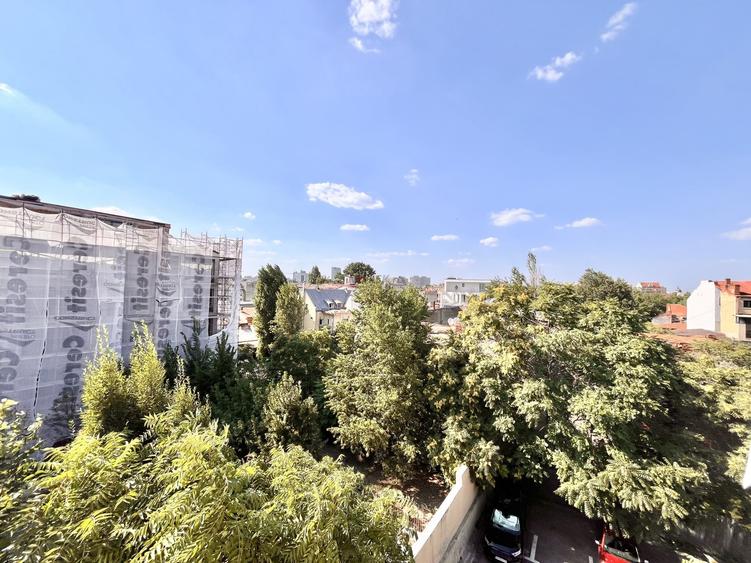 Apartament cu 3 camere semidecomandat, mobilat în Centrul Civic
