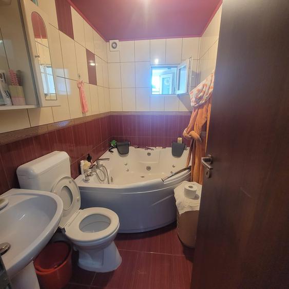 Apartament cu 4 camere semidecomandat în Griviței