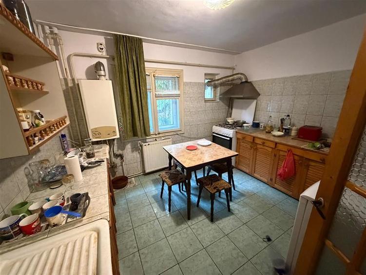 Apartament cu 4 camere decomandat în Est