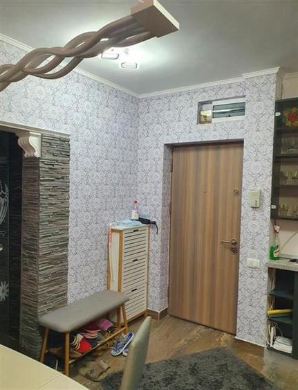 Apartament cu 3 camere decomandat, mobilat în Berceni