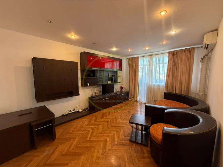 Apartament cu 3 camere decomandat, mobilat în Calea București