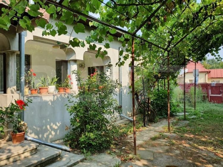 Casă individuală cu 8 camere cu Teren 1038 Mp în Lucieni