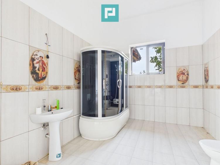 Casă individuală cu 8 camere cu Canalizare în Covăsinț