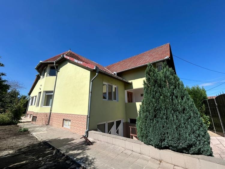 Casă individuală cu 3 camere cu Canalizare în Central