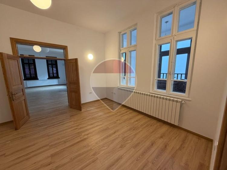 Casă individuală cu 6 camere cu Teren 1000 Mp în Central