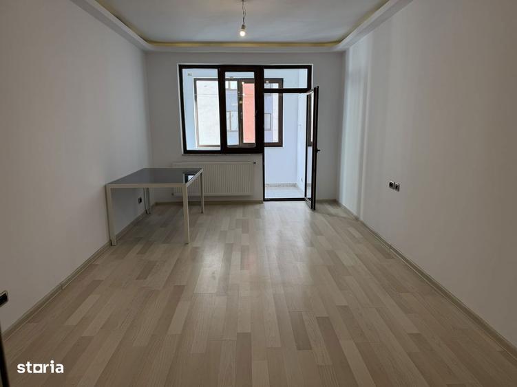 Apartament cu 3 camere în Tractorul — fotografia 1