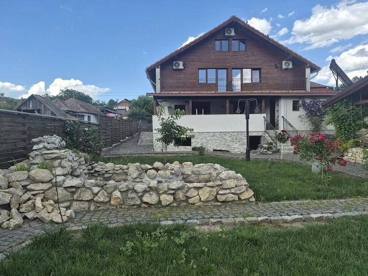 Casă cu 9 camere cu Teren 1100 Mp în Central