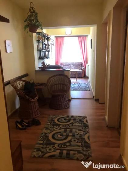 Apartament cu 3 camere semidecomandat în Telecabinei