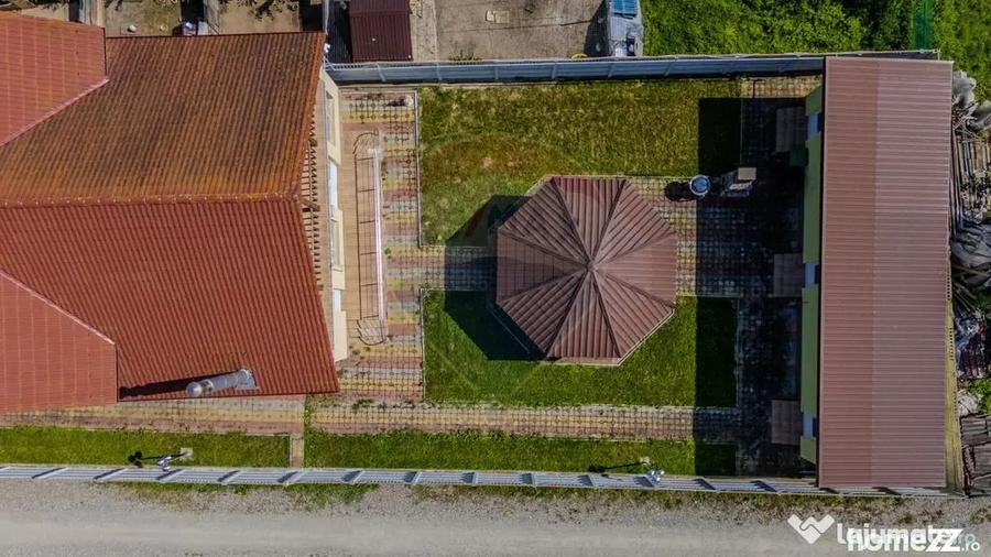 Casă cu 10 camere cu Teren 1074 Mp în Moieciu