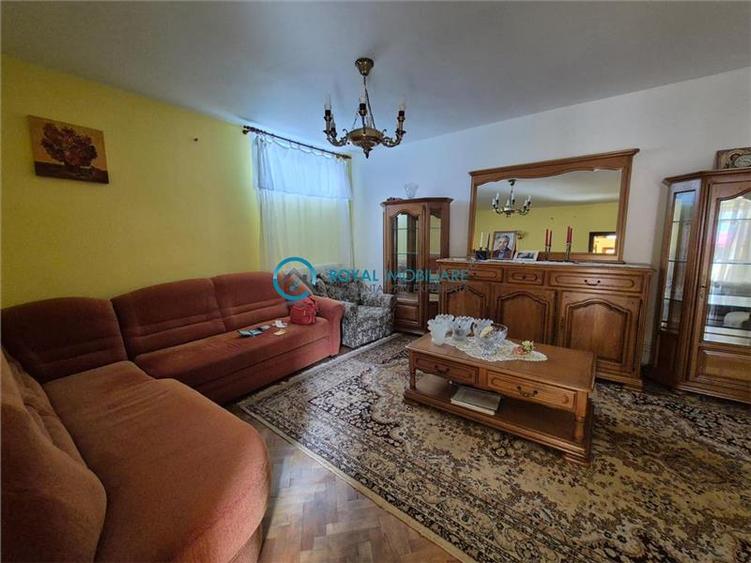 Casă individuală cu 6 camere cu Canalizare în Gheorghe Doja