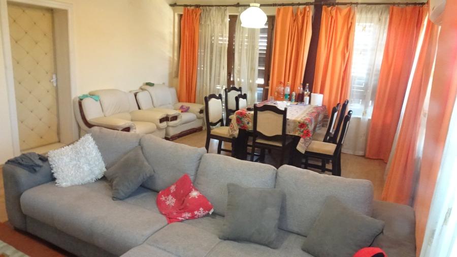 Casă cu 4 camere cu Teren 283 Mp în Micul Dallas