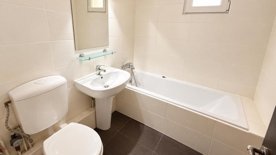 Apartament cu 3 camere semidecomandat, mobilat în Mihai Bravu