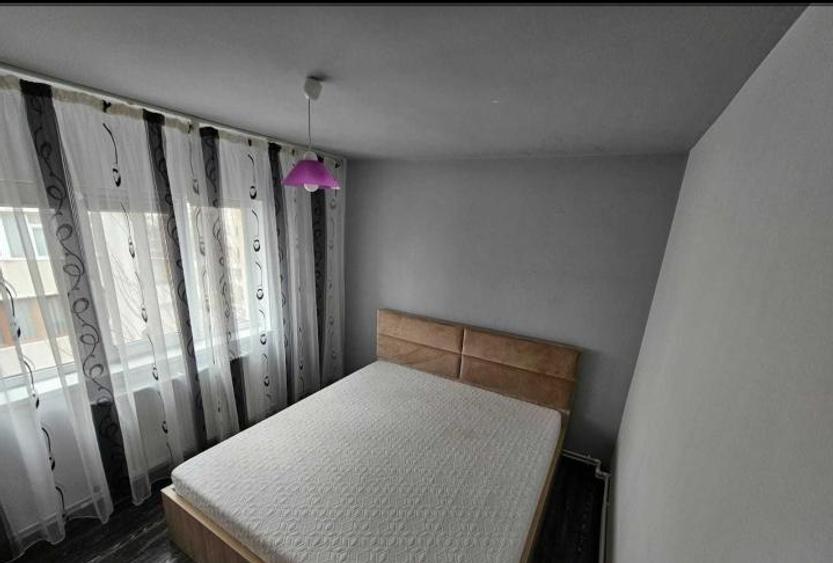 Apartament cu 3 camere decomandat, mobilat în Casa de Cultură