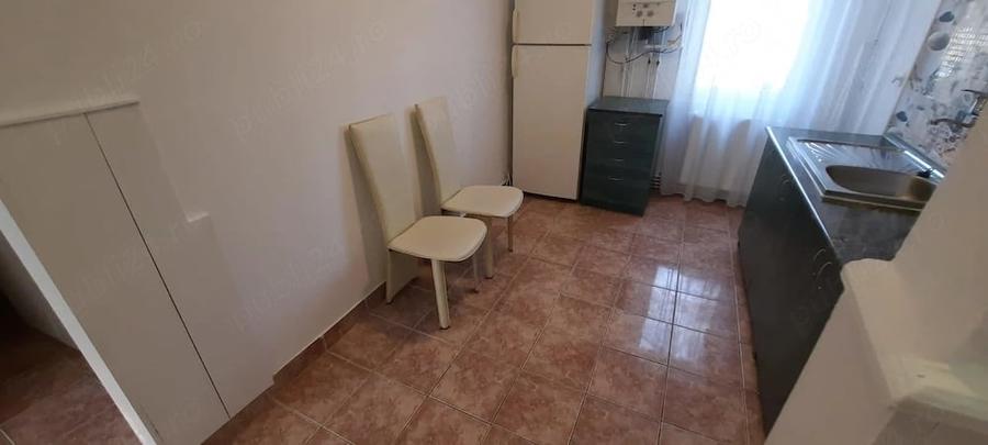 Apartament cu 3 camere decomandat în Pandurilor