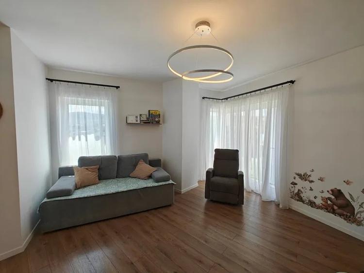 Apartament cu 2 camere semidecomandat, mobilat în Bună Ziua