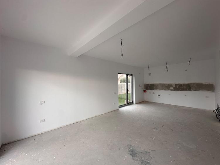 Duplex cu 4 camere cu Canalizare în Moșnița Nouă