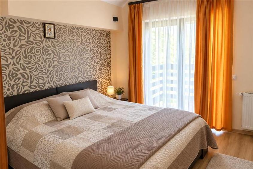 Casă cu 8 camere cu Canalizare în Moieciu de Sus