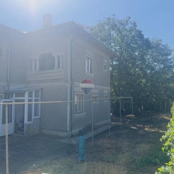 Casă individuală cu 8 camere cu Teren 785 Mp în Central