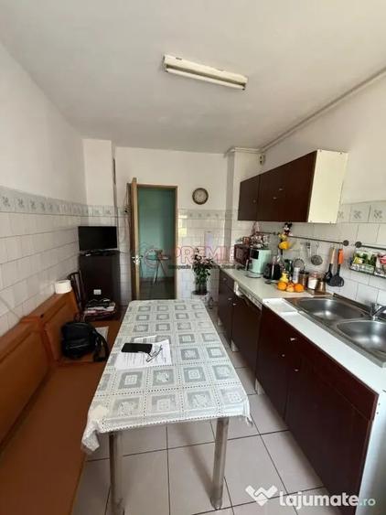 Apartament cu 4 camere semidecomandat în Berceni