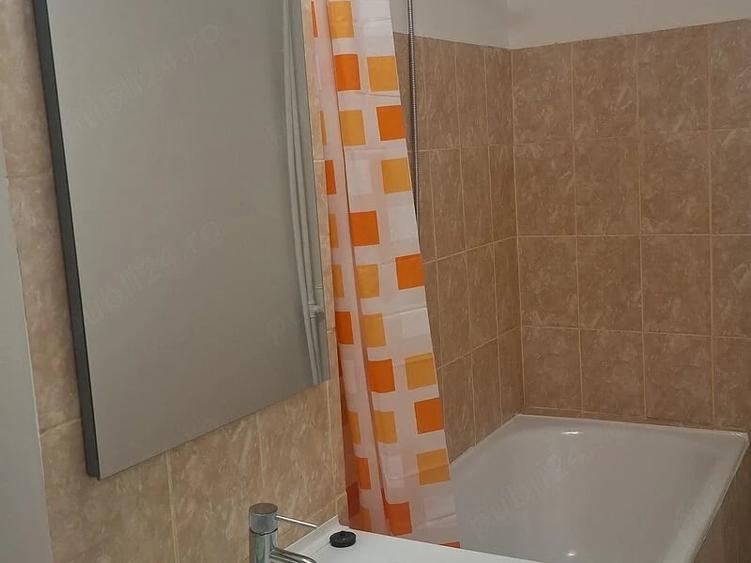 Garsonieră decomandată în Titan