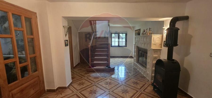 Casă individuală cu 7 camere cu Teren 917 Mp în Tătărani