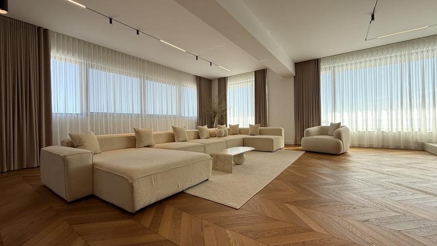Penthouse cu 6 camere decomandat, mobilat în Mamaia