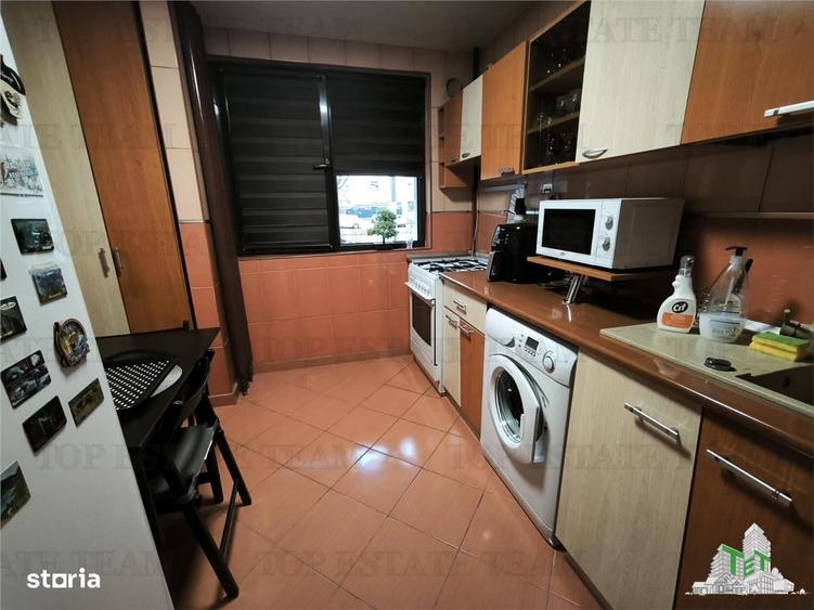 Apartament cu 3 camere semidecomandat în Giulești