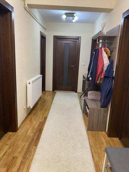 Apartament cu 3 camere decomandat în Petrești