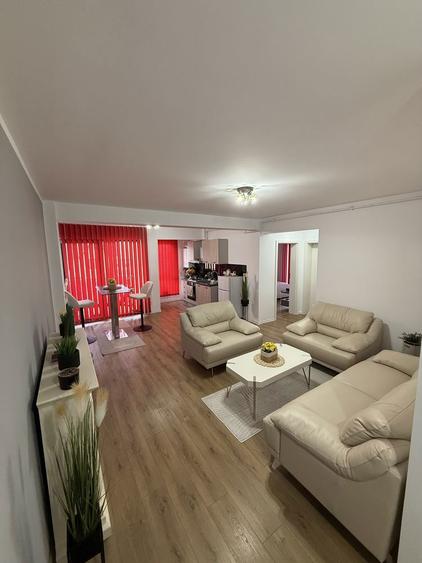 Apartament cu 3 camere semidecomandat în Micești