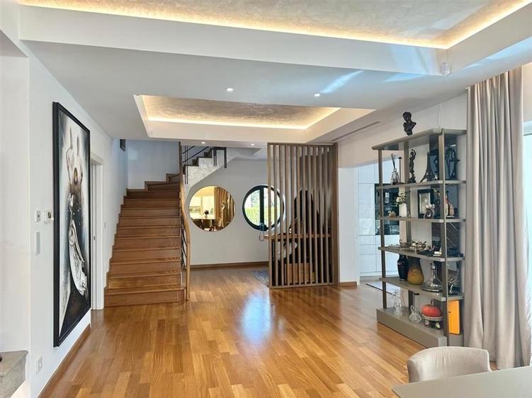 Casă individuală cu 7 camere cu Piscina în Primăverii