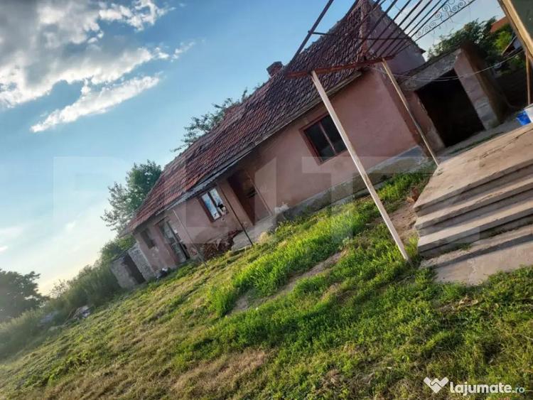 Casă cu 2 camere cu Teren 2860 Mp în Botiz