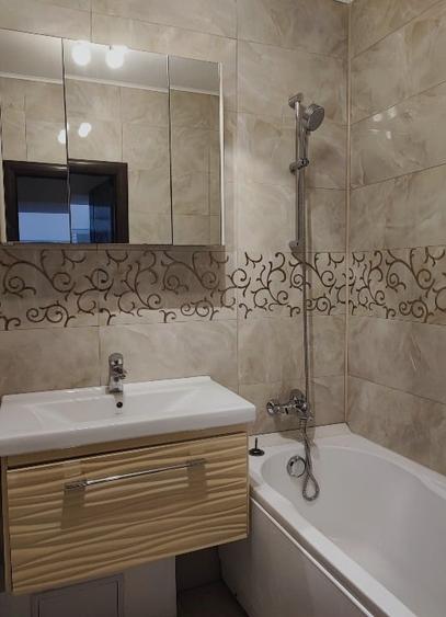 Apartament cu 3 camere semidecomandat, mobilat în Universitate