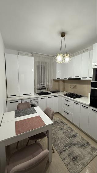 Apartament cu 2 camere decomandat în Tractorul