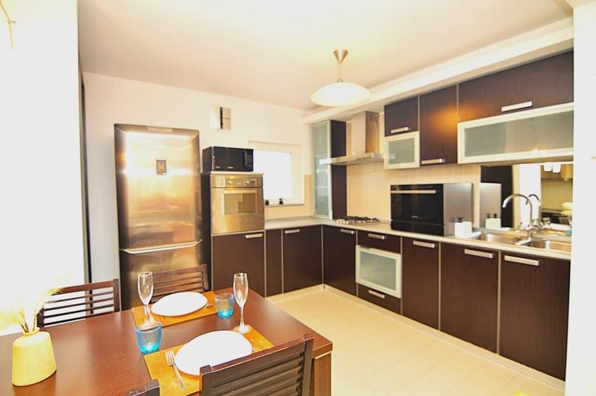 Apartament cu 4 camere decomandat, mobilat în Decebal
