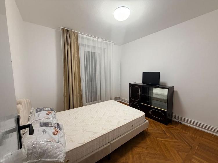 Apartament cu 3 camere semidecomandat în Central