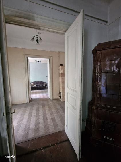 Casă cu 4 camere în Tineretului