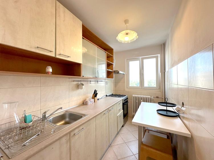 Apartament cu 3 camere semidecomandat în Drumul Taberei