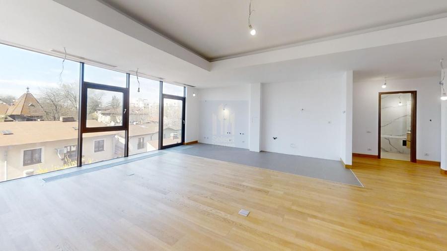 Apartament cu 4 camere semidecomandat în Eminescu