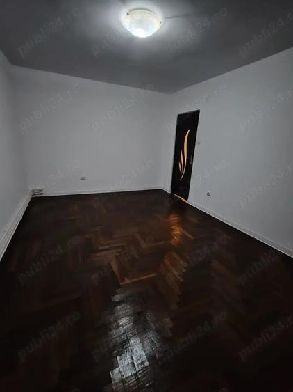 Apartament cu 4 camere decomandat în Roman
